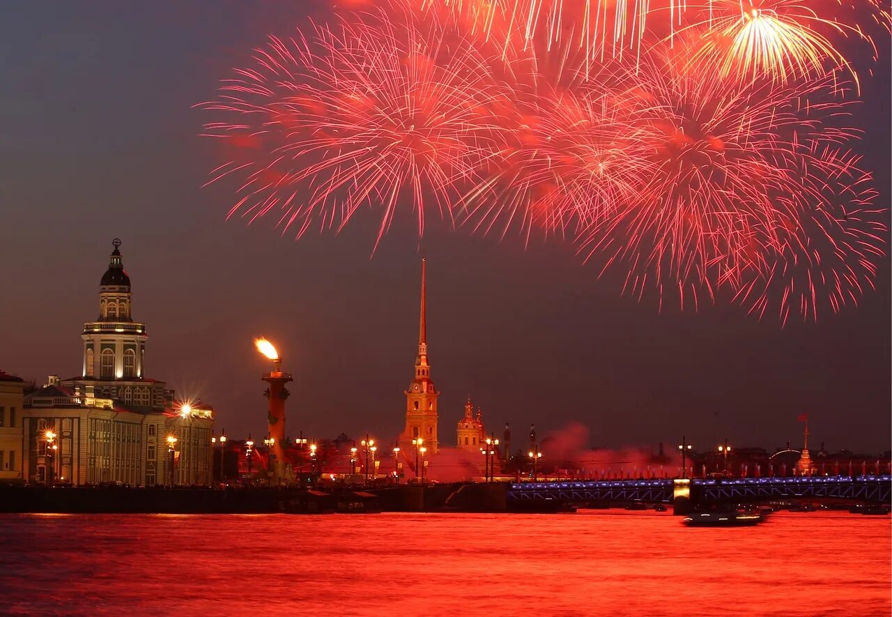 Какой будет май в санкт петербурге. Салют 9 мая Питер. Салют на день Победы СПБ. Салют Победы 9 мая в СПБ. Салют в честь дня Победы в Санкт Петербурге.