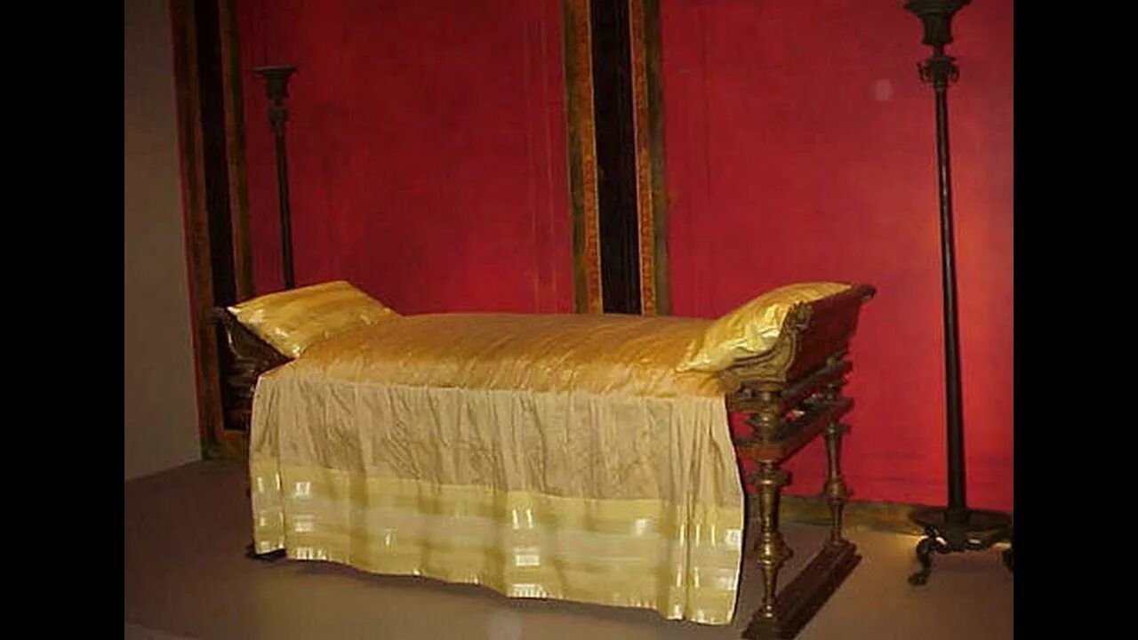 Ложа кровать. Римская древняя кровать лектус. Мебель в древней греции клинэ. Ложа кровать. Ложа кровать.