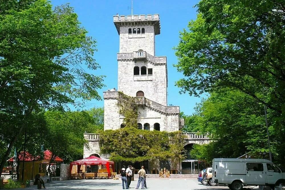 Гора ахун автобус. Сочинский национальный парк гора ахун. Башня ахун в сочи. Смотровая башня горы ахун. Смотровая башня ахун.