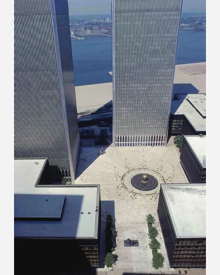 Wtc plaza jumpers. Отель марриотт нью-йорк башни близнецы. Башни-близнецы нью-йорк. World trade center plaza. World trade center plaza.