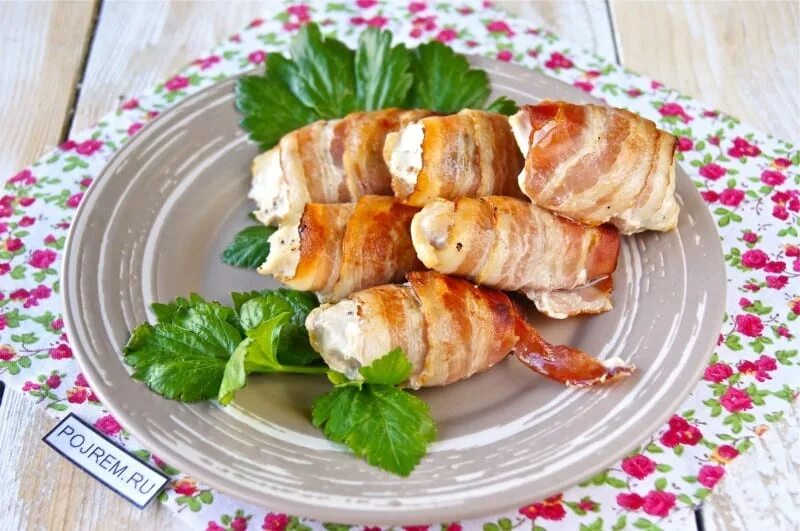 Куриные рулеты в беконе с сыром. Рулетики с беконом. рулетики из филе курицы с беконом. рулетики из куриной грудки с беконом в духовке. рулетики из куриного филе в беконе.