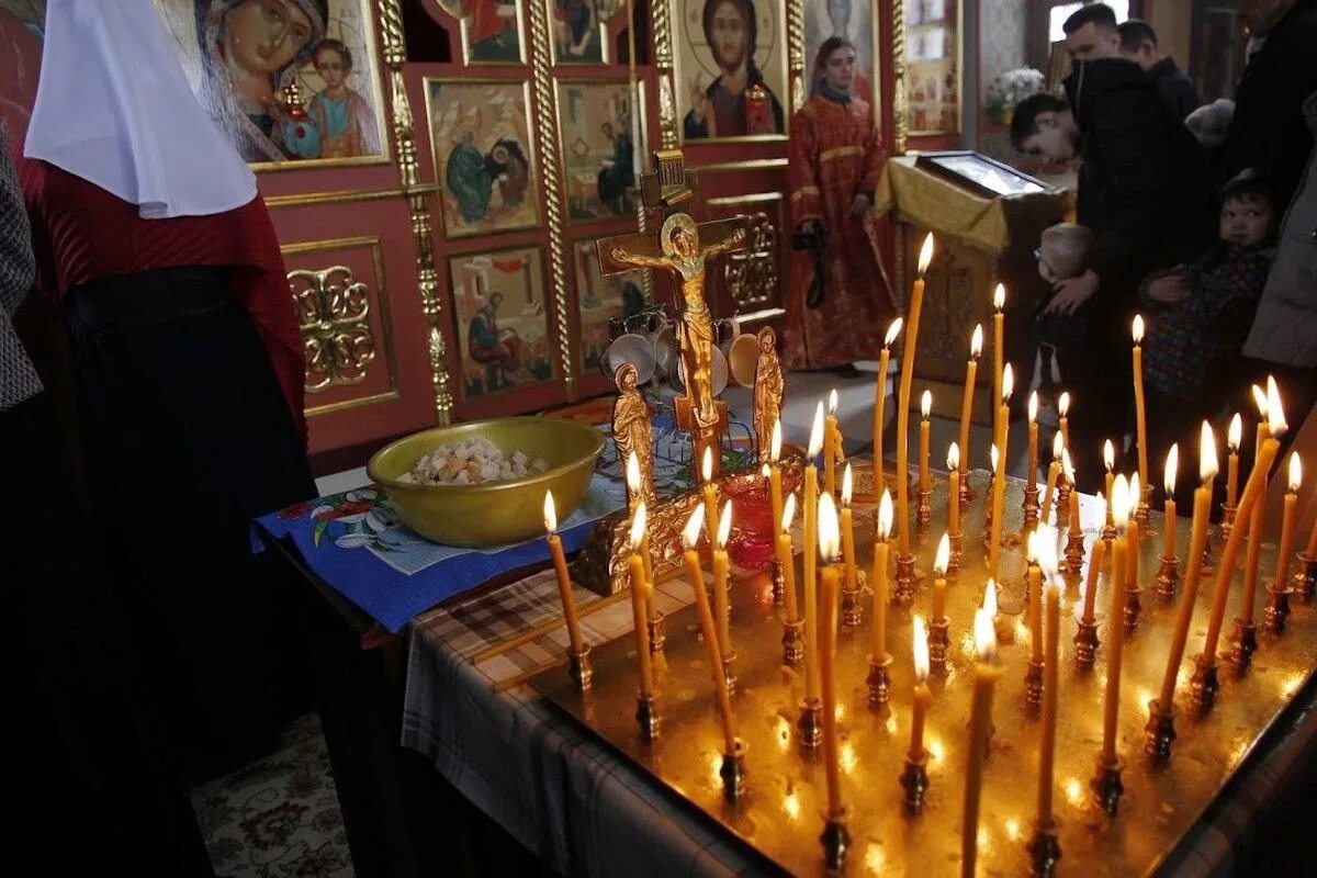 Что можно принести в церковь в пост. Поминальный стол в храме. Поминальный столик в храме. Поминальная в храм нести. Церковное поминальный стол.