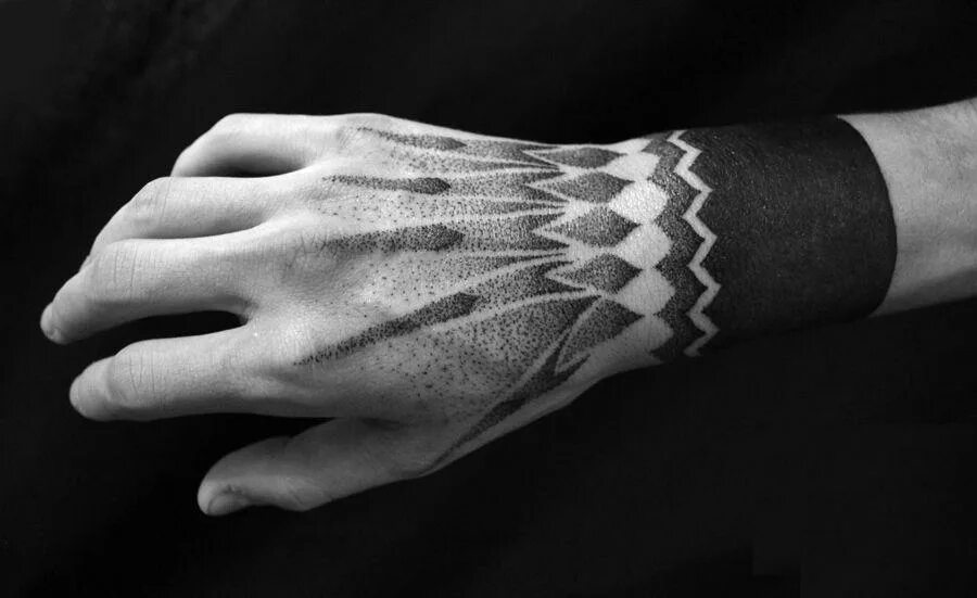 Тевас ворк. Blackwork tattoo кисть. тату на кисти блэкворк. тату блэкворк на запястье. дотворк запястье.