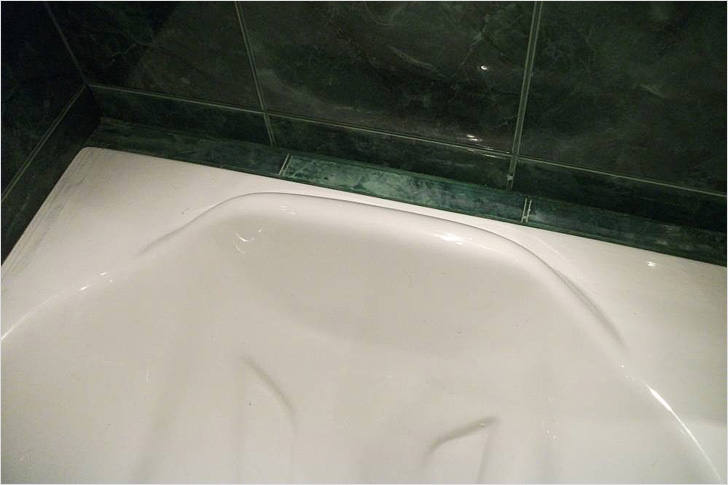 Стык акриловой ванны. Плитка между ванной и стеной. Стык между ванной и стеной плиткой. Заделка швов между ванной и стеной. Плинтус ванна герметик