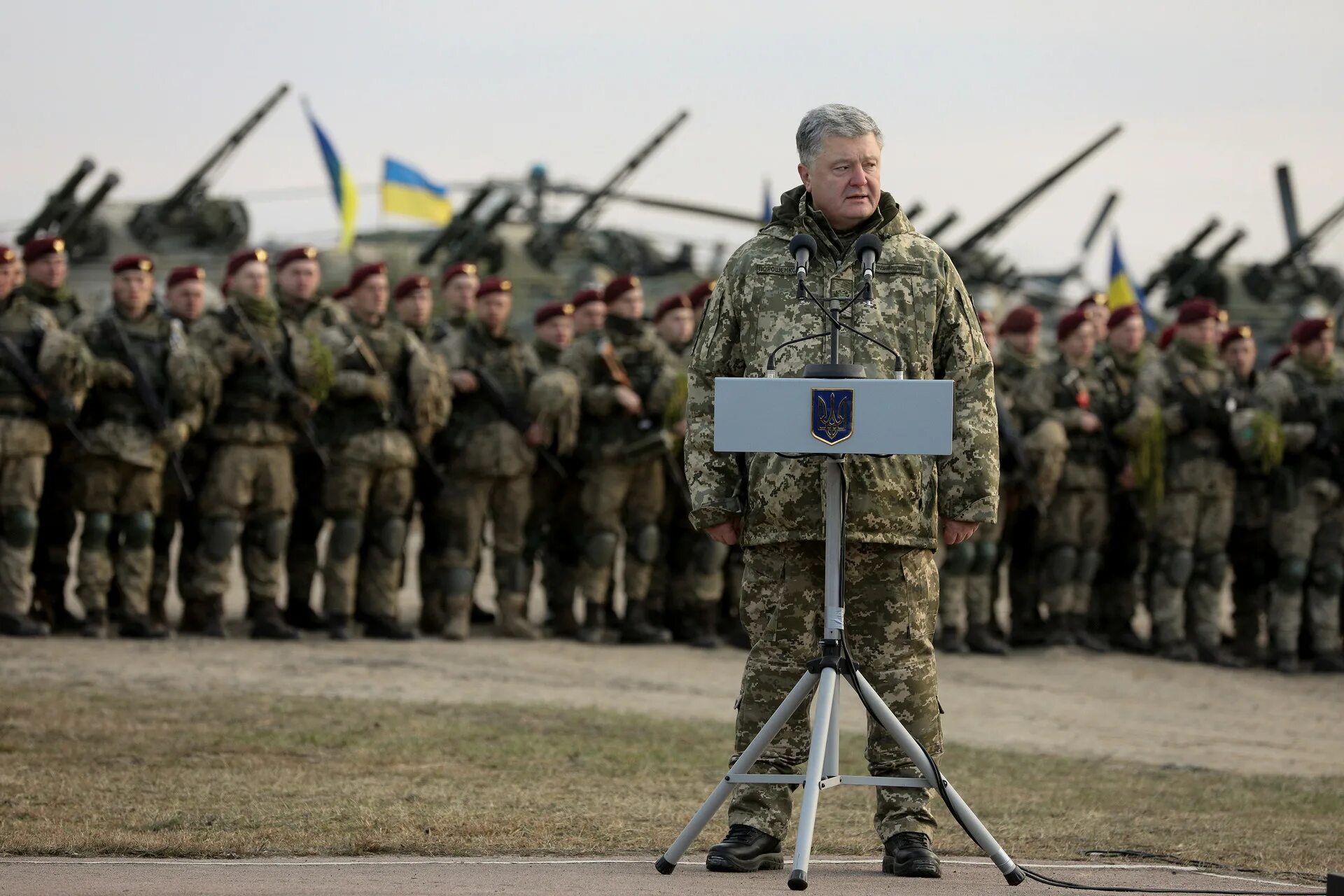 Сайт военные украине сегодня. Порошенко военный. Порошенко в армии. Порошенко ВСУ. Украина 2018.