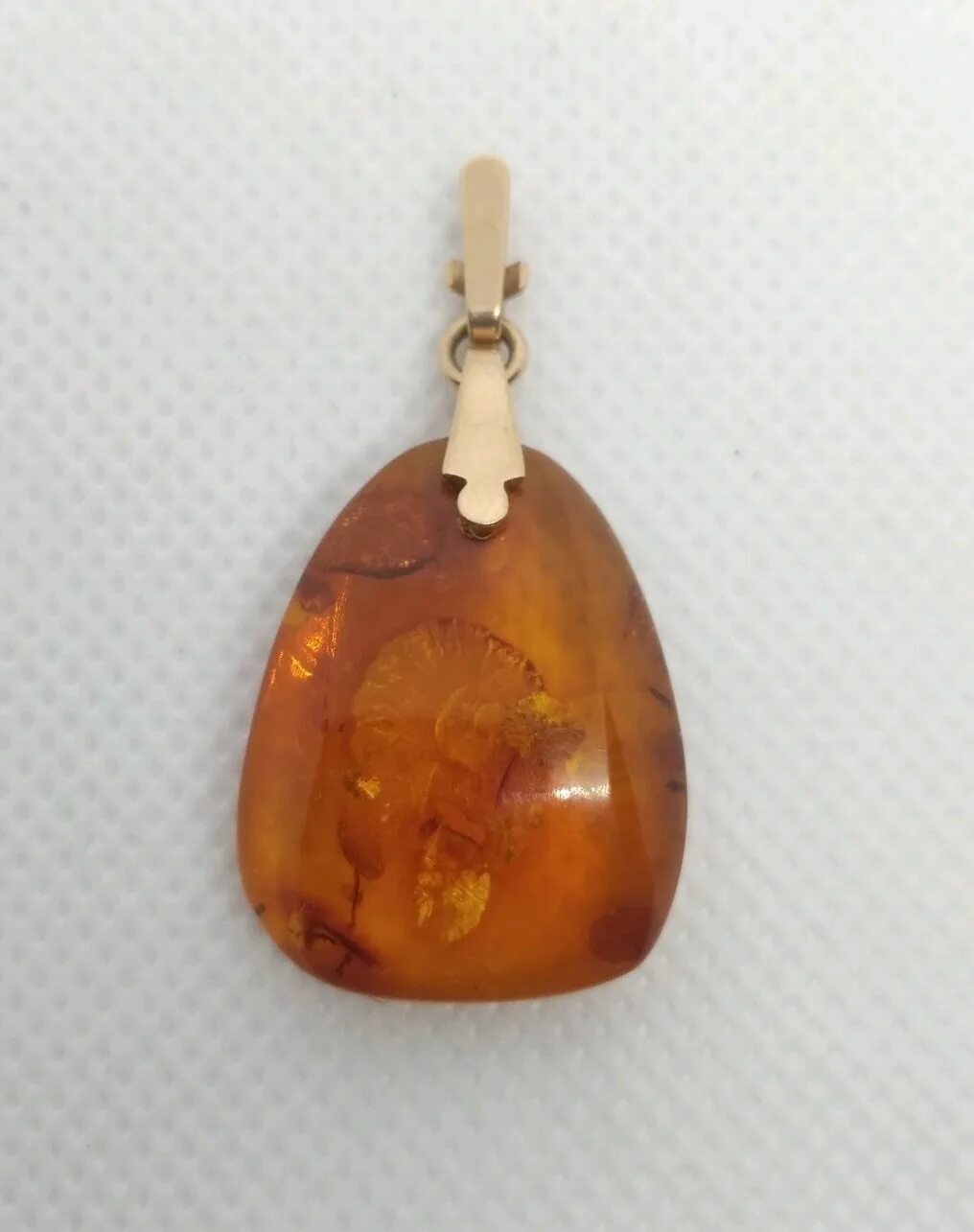 Lady`s ring in red gold of 585 assay value with natural baltic amber Russian ros