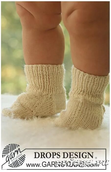 Носочки 6 месяцев. Носочки Дропс спицами. Носочки для малышей связанные. Вязаные носочки для малышей. Детские носки спицами.