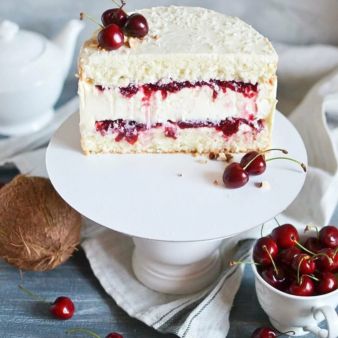 Торт молочная девочка с малиновым конфи. Торта "красный бархат" (red velvet). Фисташковый торт с малиновым конфи. Торт сникерс я тортодел. Торт нежность delicacy.