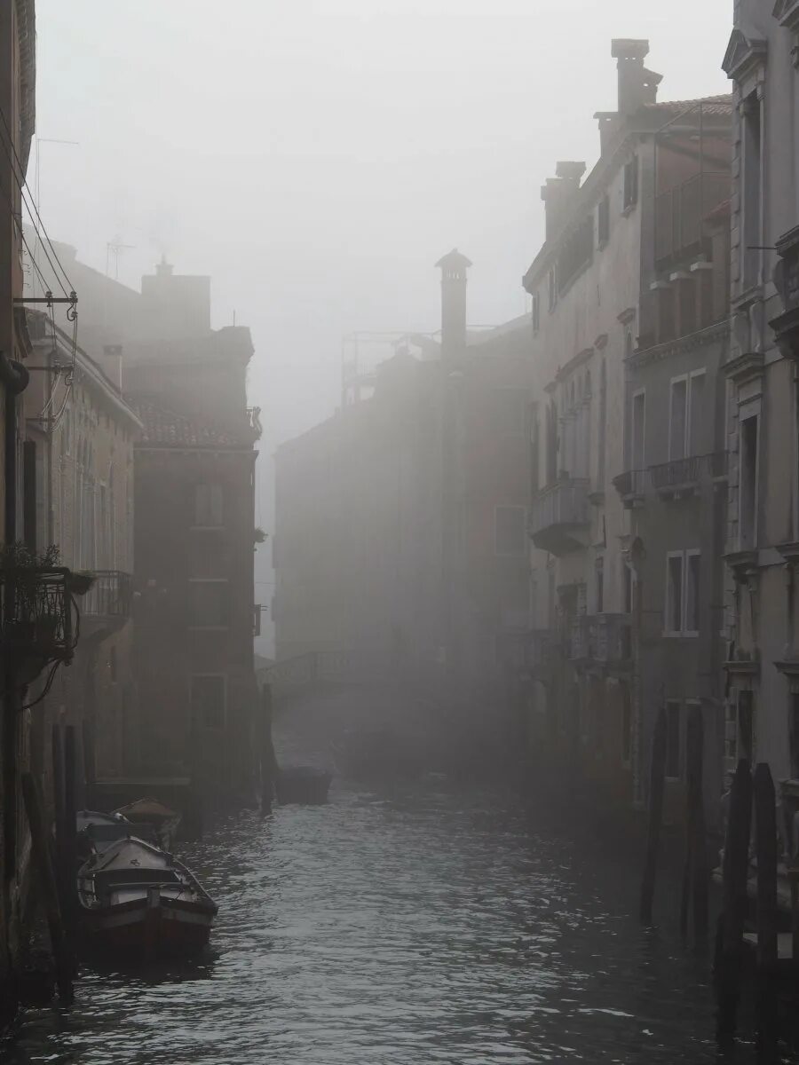 Озерный город хоббит. Апрель туман венеция улица. Туман в древнем городе. Природные явления туман. Город в тумане.