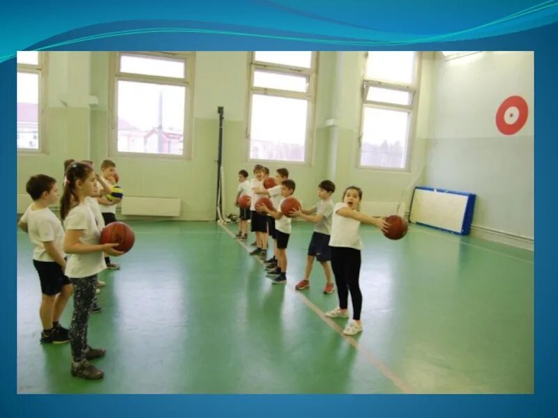 Два класса на уроке физкультуры. Урок по физкультуре. упражнения с мячом на уроке физкультуры. урок физкультуры начальные классы. игровые упражнения на уроке физкультуры.
