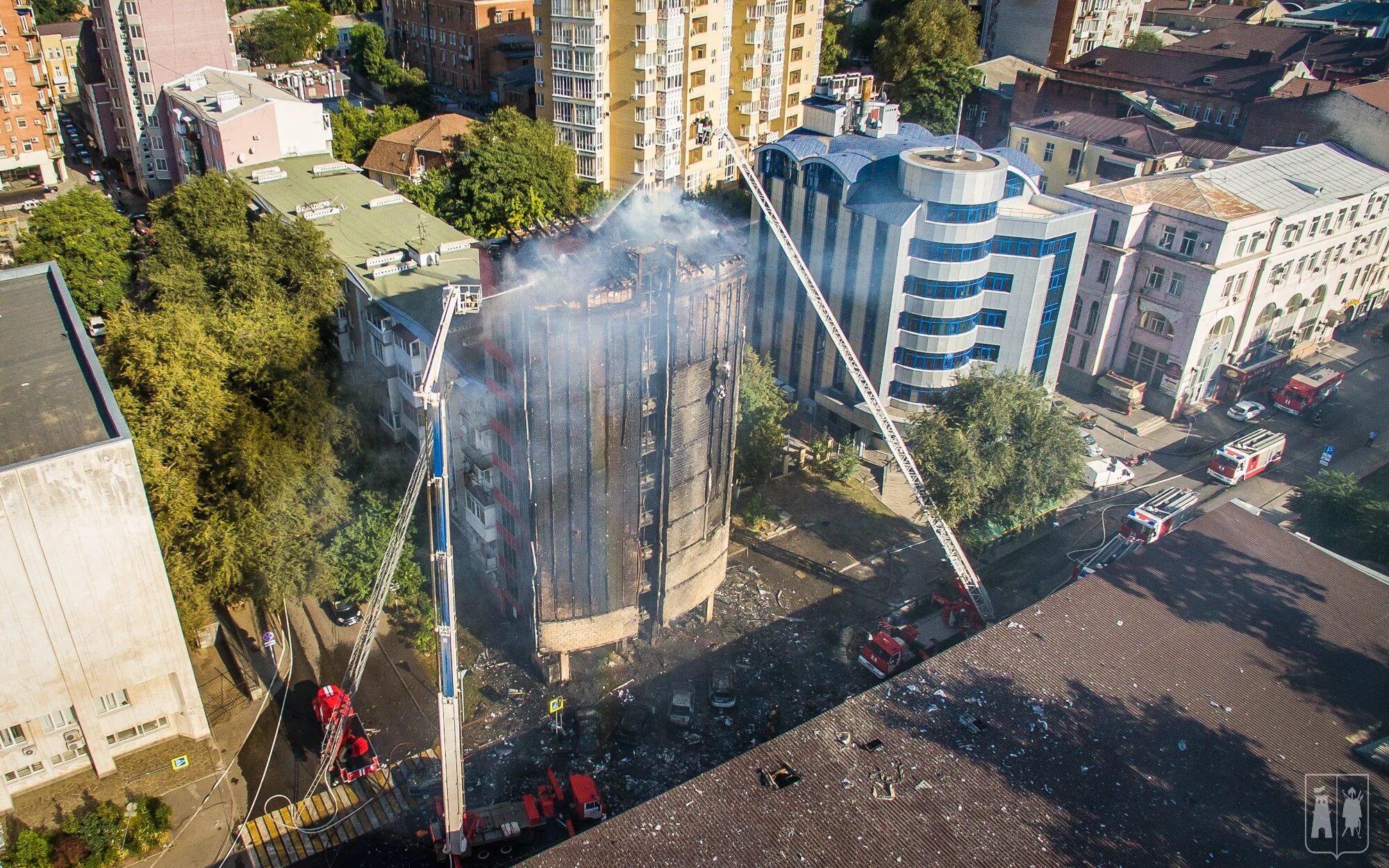 Torn house. Гостиница torn house. Гостиница torn house снос. Горящий отель. Torn house.