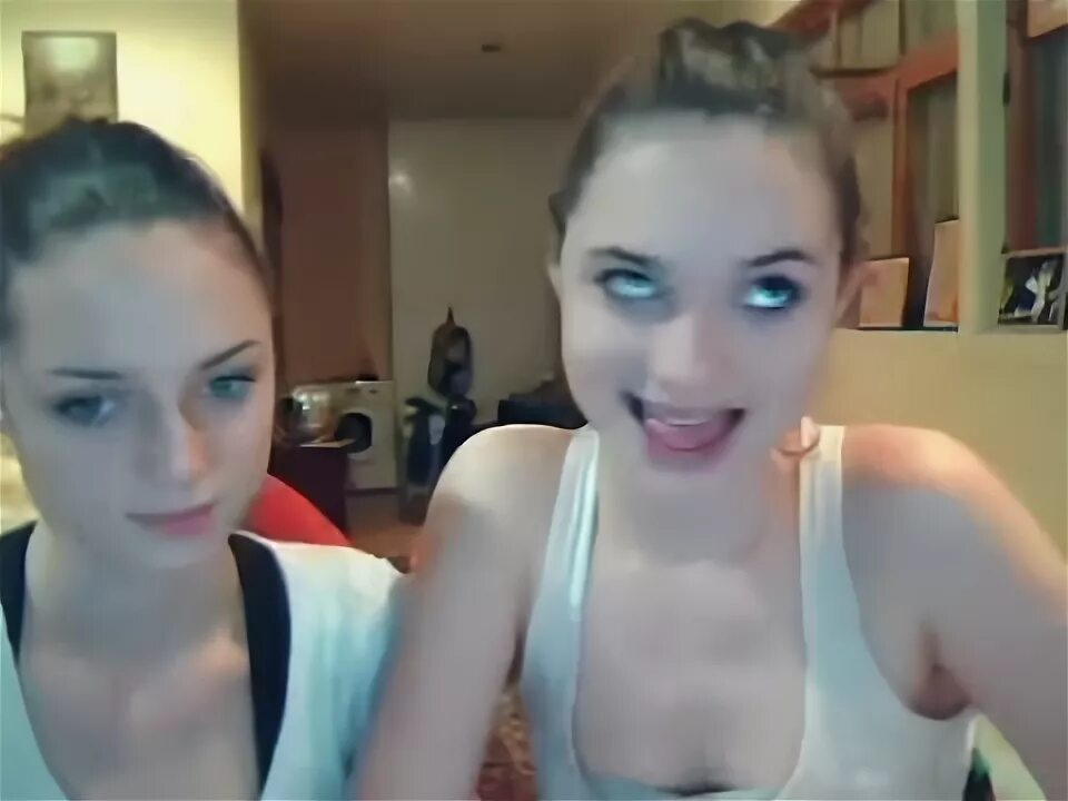 Две девушки на веб камеру. Молодые девушки с вебкамер. Подростки перед веб камерой. Две девки на вебку. Две девушки сосутся в засос.