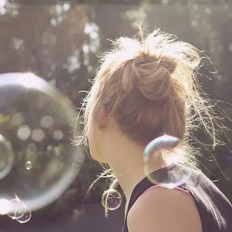 Блондинка с мыльными пузырями. Девушка с мыльными пузырями. Мыльные пузыри за спиной. Девушка в пузырях без лица. Bubble blonde