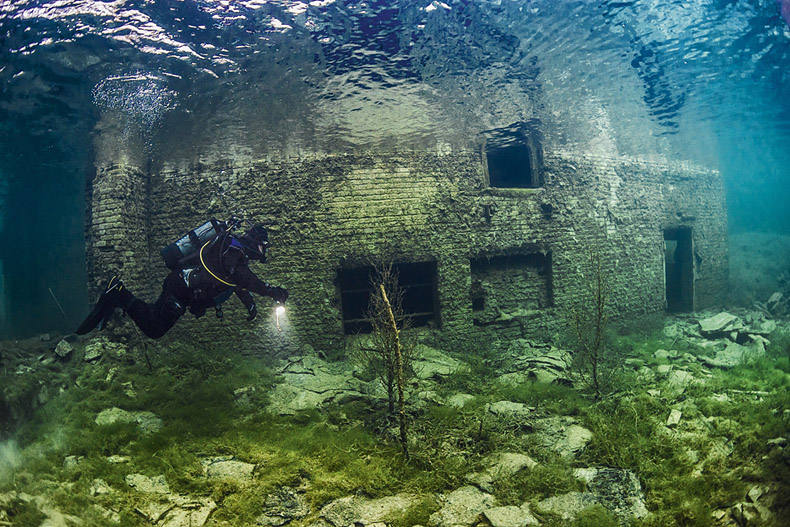 Благоустройство озера. Рыбинское водохранилище город молога. Фонтан каскад в олимпийском парке. Рыбинское водохранилище затопленный город молога. Плавучий дом амстердам.