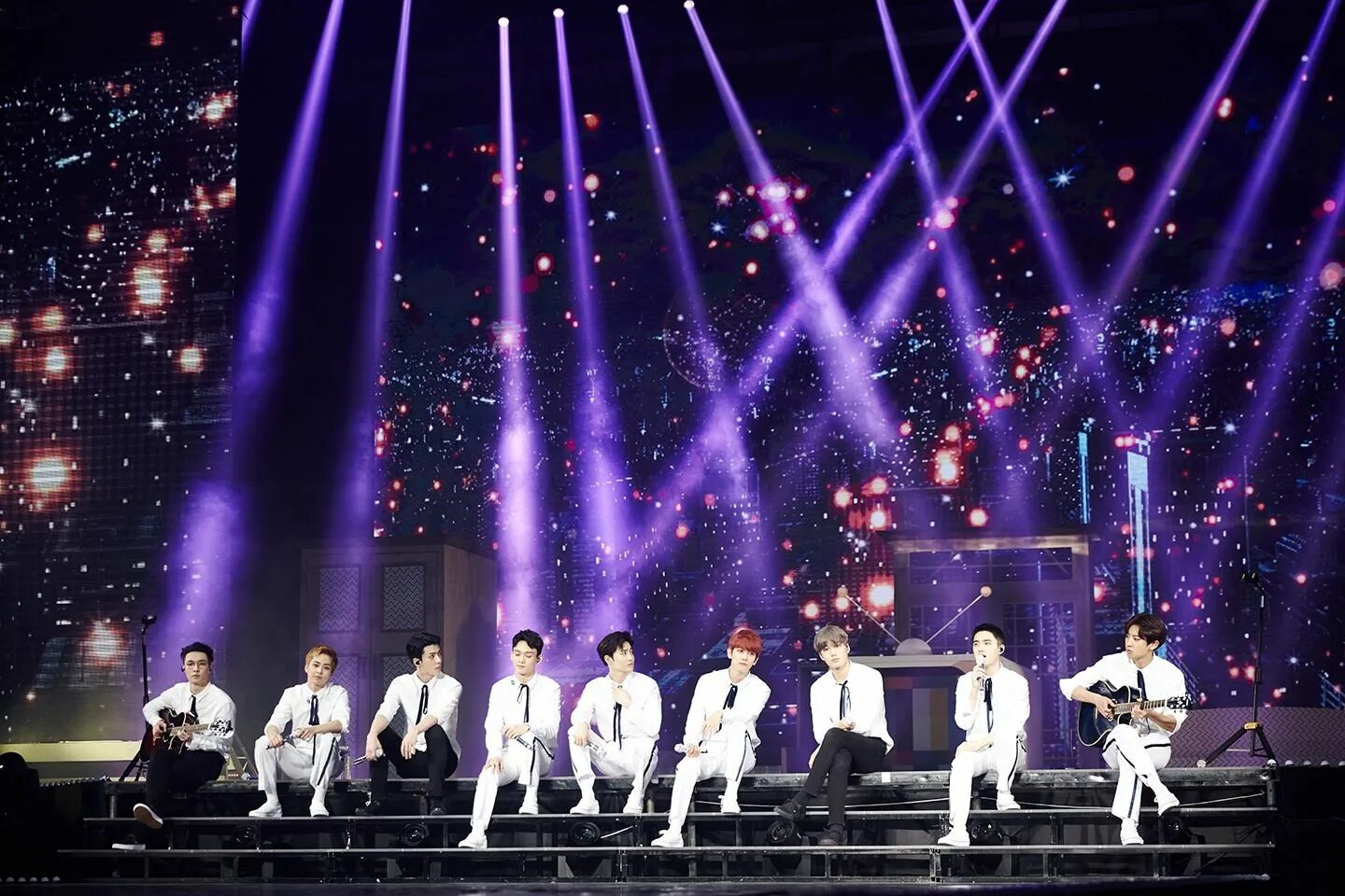 Концерты поп групп. Exo concert. концерт бтс. группа exo на сцене. k pop exo концерт.