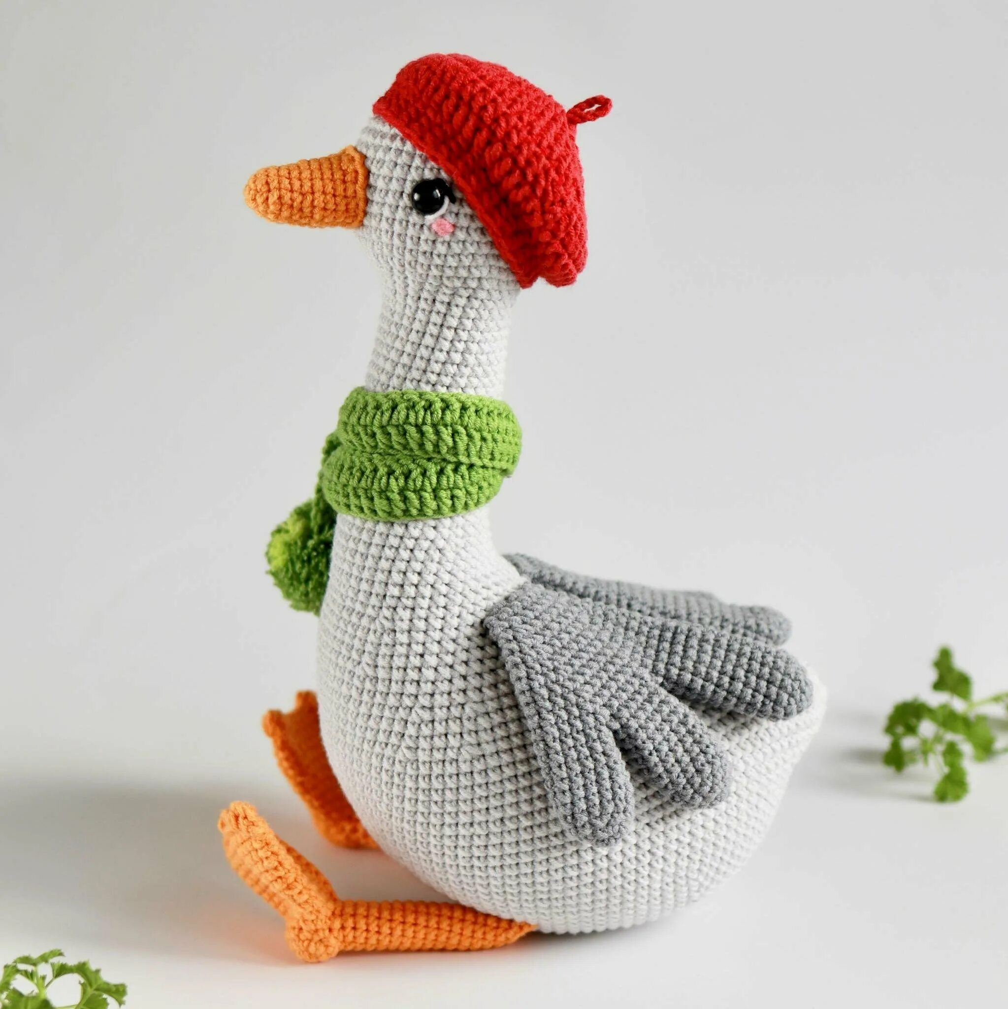 Вязаные игрушки. Гусенок вязаный крючком. Гусёнок амигуруми. Гусь крючком схема и описание амигуруми. Вязаные игрушки гусь.