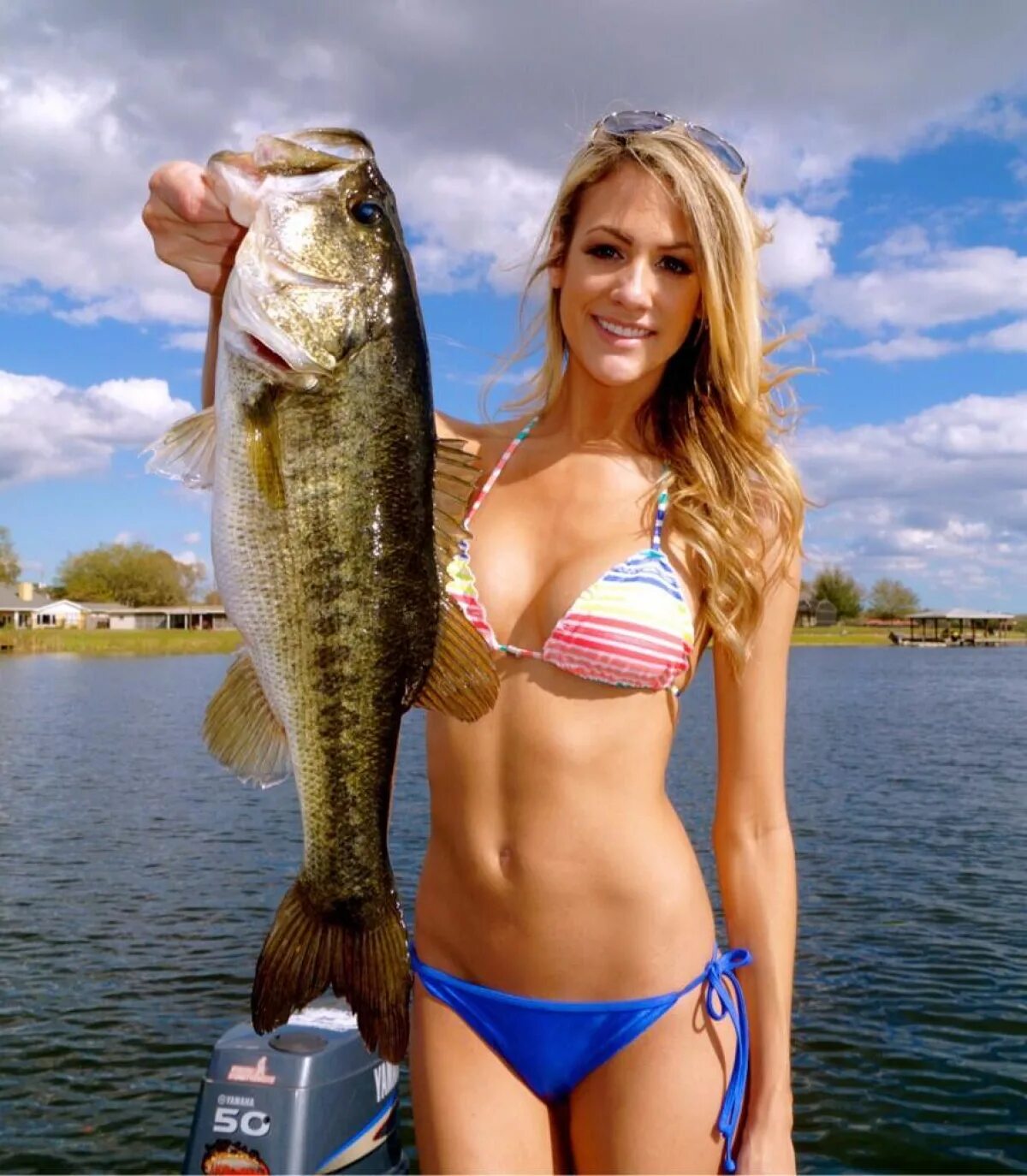 Как ловить девушку. Красивая девушка с рыбой. Рыбалка. Девушки на рыбалке. Рыбачка.