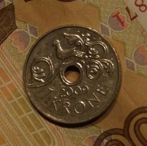 Монетка почему заблокировали. Дырявая монета. Дырчатые монеты. Польские монеты дырявые. Йена дырявая монета.