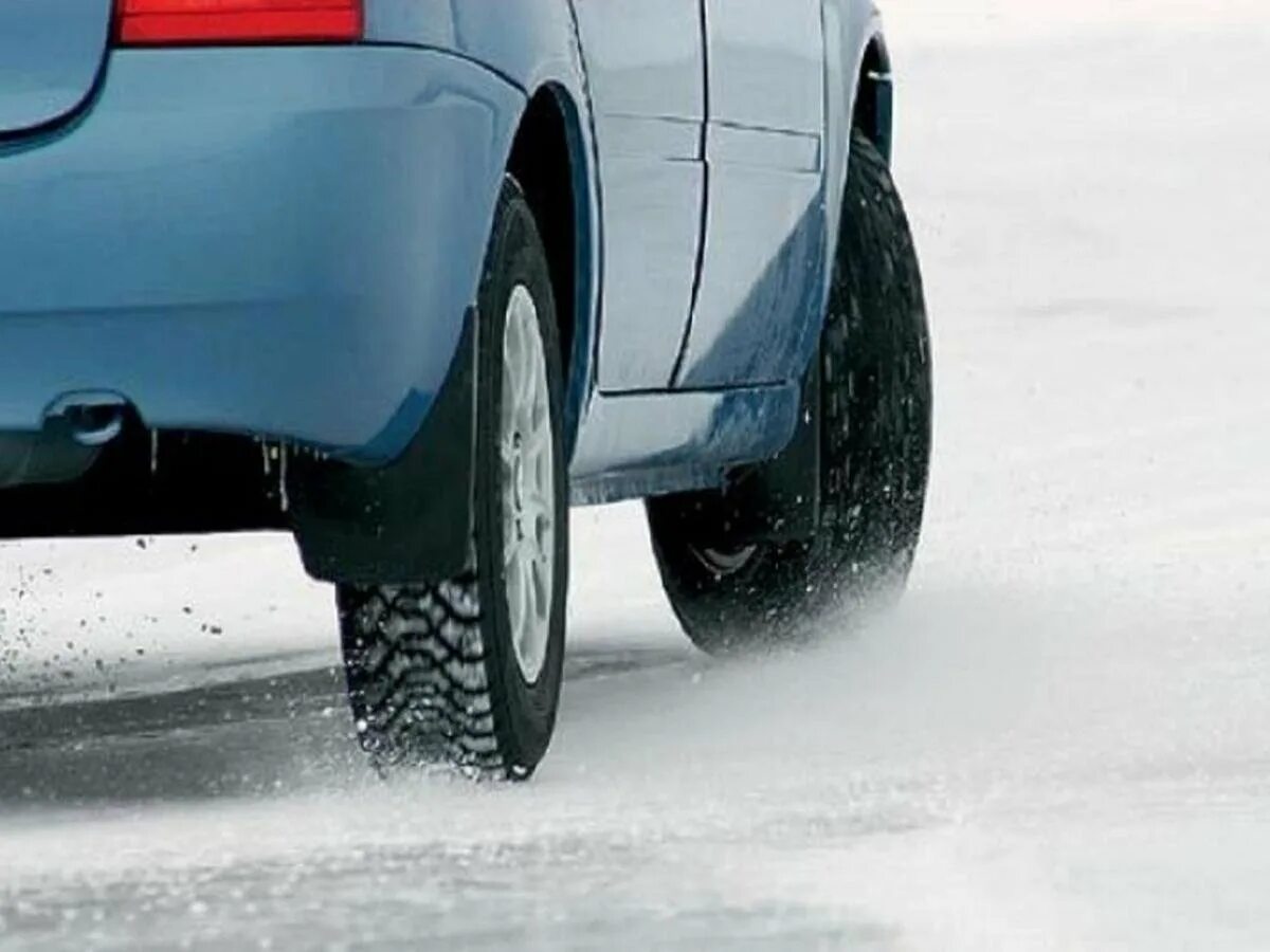 Машина зимой. Езда по снежной дороге. Памятка для водителей автомобиля. Торможение в зимний период. Авто зимой на дороге.