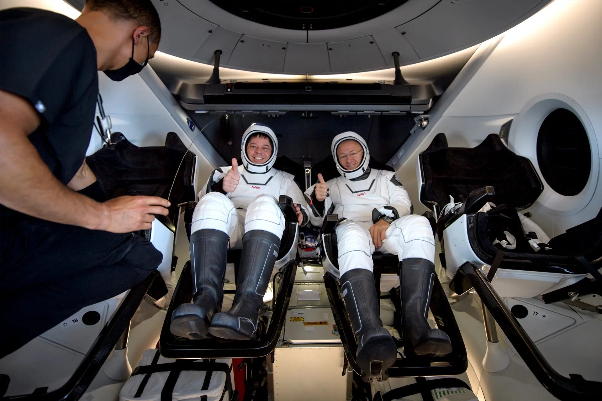 Пилотируемый корабль драгон. Космический корабль SPACEX Crew Dragon. Экипаж SPACEX Dragon Crew. Космический корабль драгон 2.