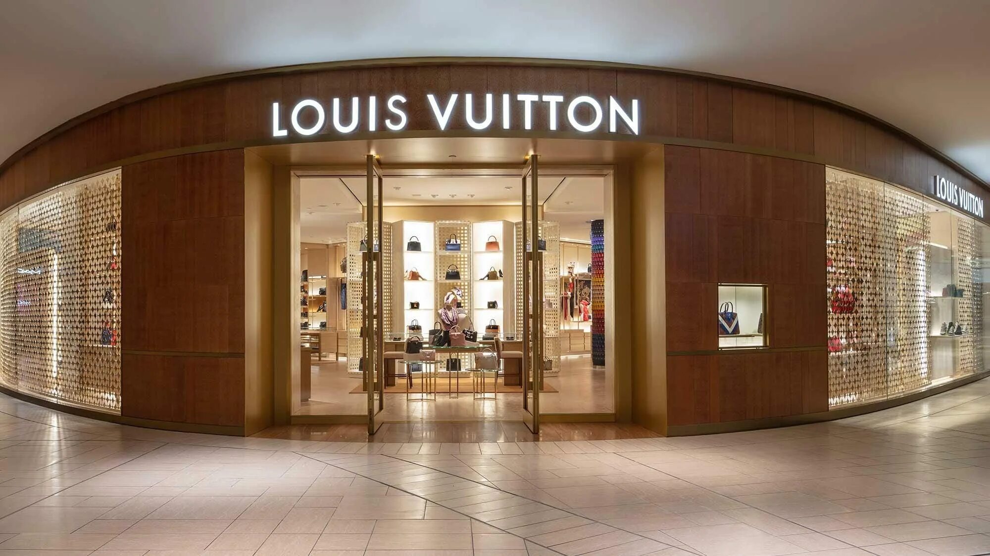 Альпийский бутик louis vuitton. Луи витон москва. Бутик луи виттон. Луи виттон москва. Louis vuitton цум.