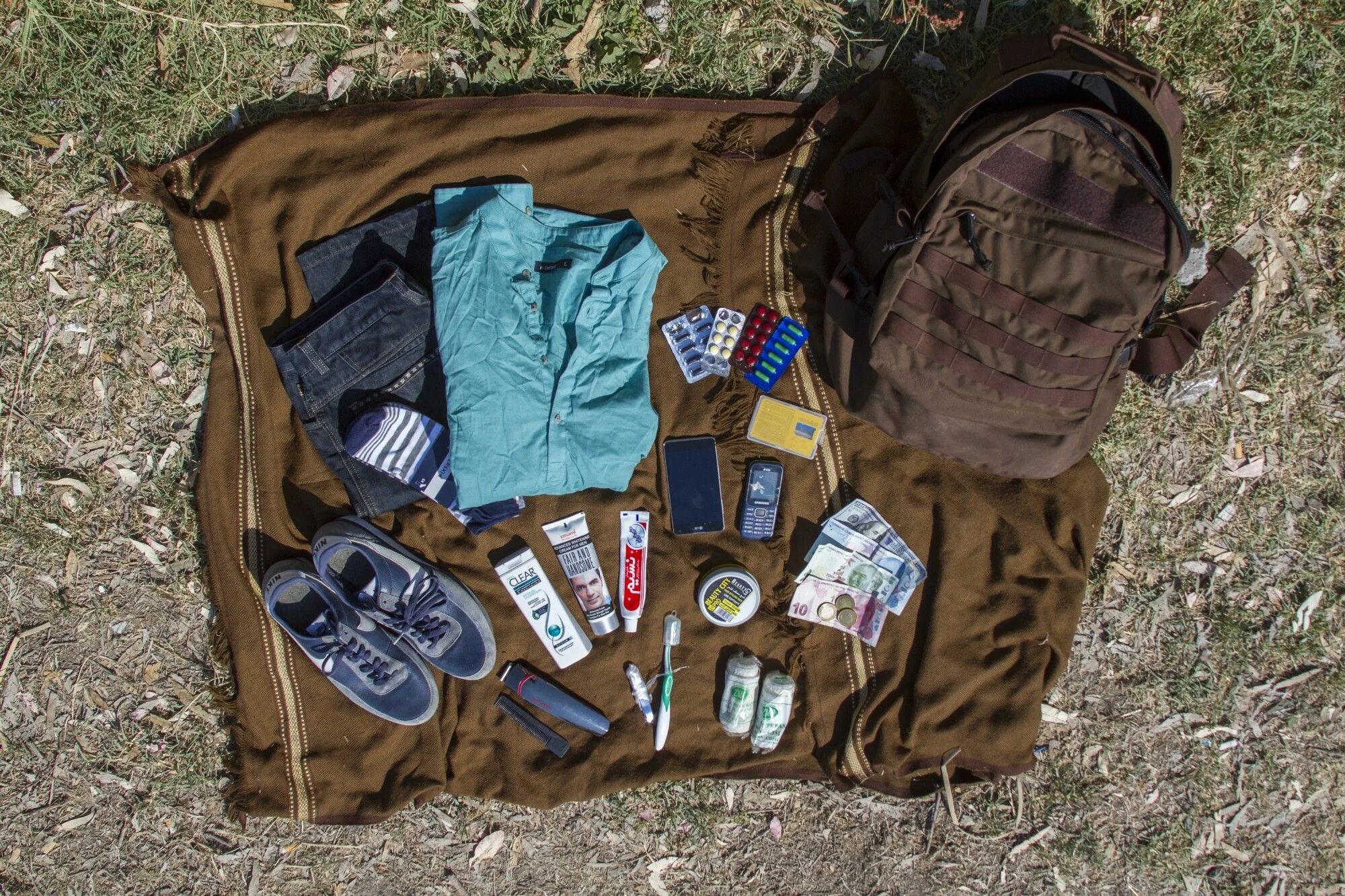 Вещи для беженцев. Вещи с собой на войну. Беженцы сумки. Сумки в Сирии.
