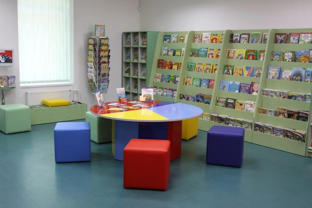 Интерьер детской библиотеки. Мебель для детской библиотеки. Мебель в современной детской библиотеке. Столы для детской библиотеки.