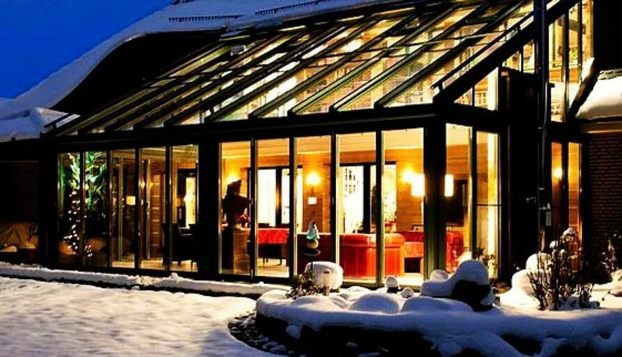 Зимние террасы. Зимний балкон. Веранда с панорамными окнами. Уютный зимний дом. Зимние террасы.