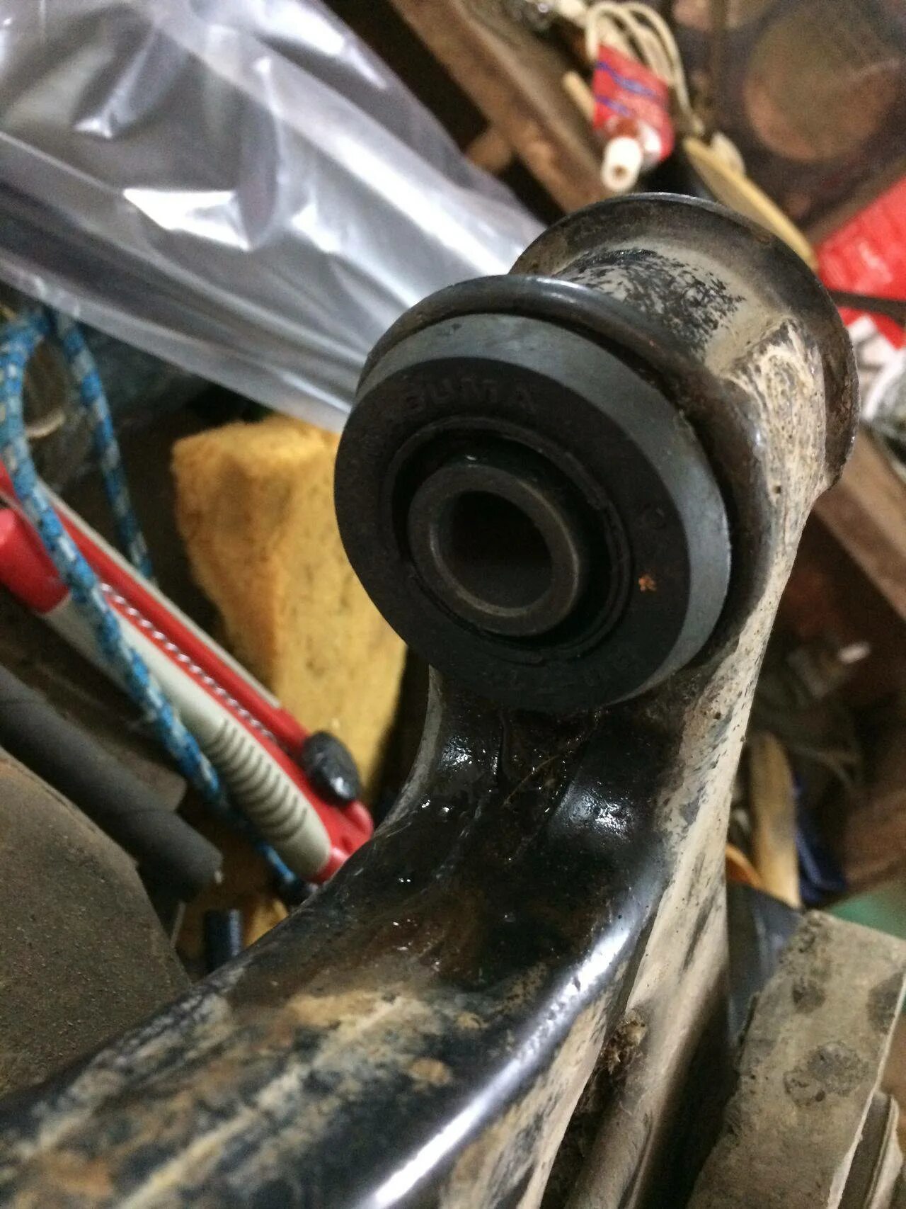 Сайлентблоки передних рычагов лансер 10 1. Замена сайлентблока рычага передней подвески. Замена сайлентблока рычага передней подвески. Рычаг передней подвески форд эксплорер 3. Замена сайлентблоков продольных рычагов вольво хс70.