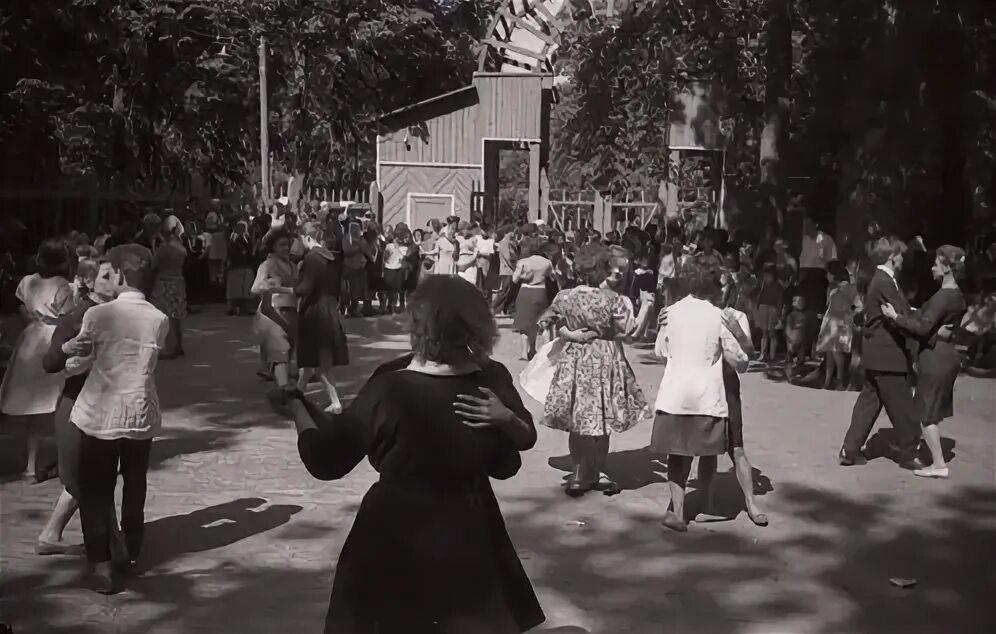 Сокольники 90 лет. Танцплощадка ссср. 1950 танцплощадка. танцплощадка в деревне. танцы в летнем саду.