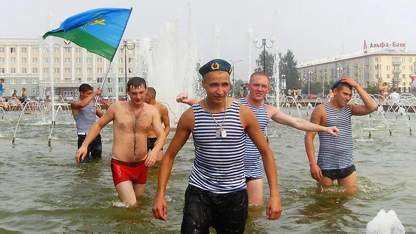 Кто купается в фонтанах. День вдв купание в фонтане. десантники купаются в фонтанах. десантники в фонтане. вдв купаются в фонтане.
