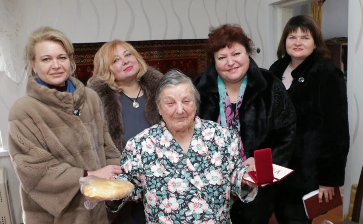 Депутаты подарили мясорубки. Крымские чиновницы в шубах подарили блокадникам батон. Председатель горсовета Керчи в шубе. Чиновницы в шубе и Блокадник. Чиновницы в шубах.