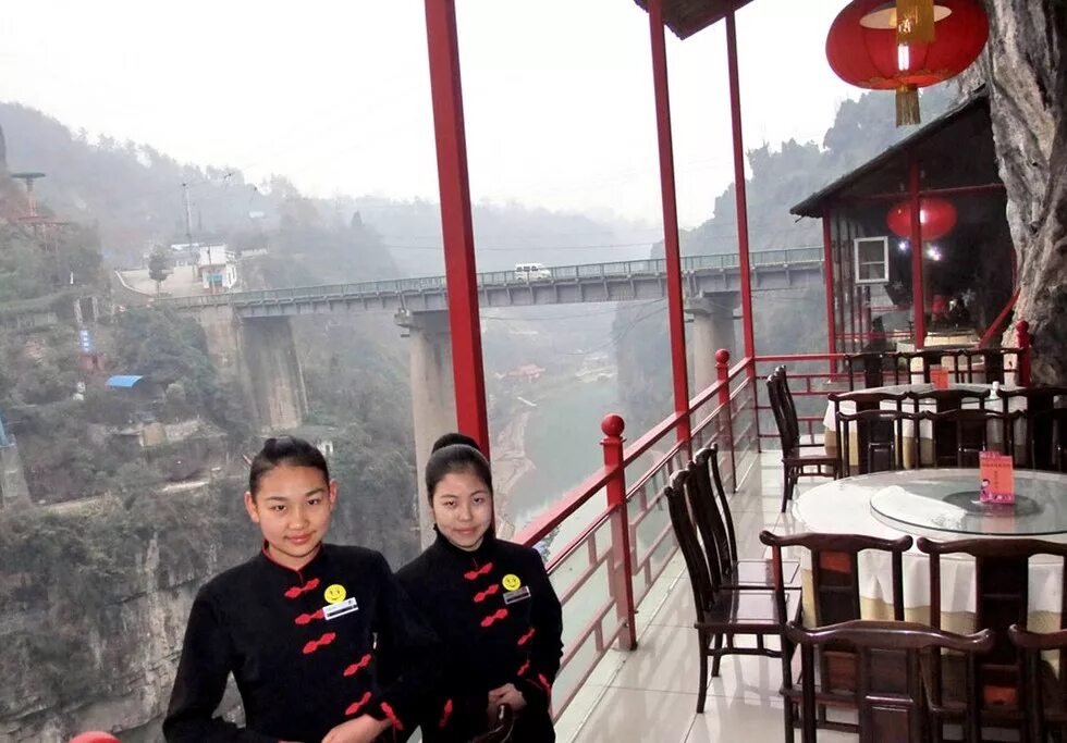 Дом в пещере у китайцев 5. Fangweng ресторан над пропастью Китай. Fàngwēng Restaurant (Китай). Ресторан Fangweng в Китае меню. Подвесной ресторан Fangweng.