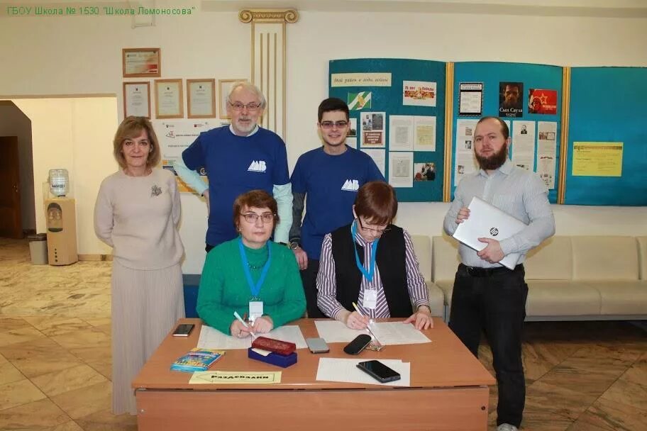 Платье на вручение аттестата 9. Платье на вручение аттестата. Гимназия ломоносова москва. Сокольники школа 1530 ломоносовская. Школа ломоносова 1530.