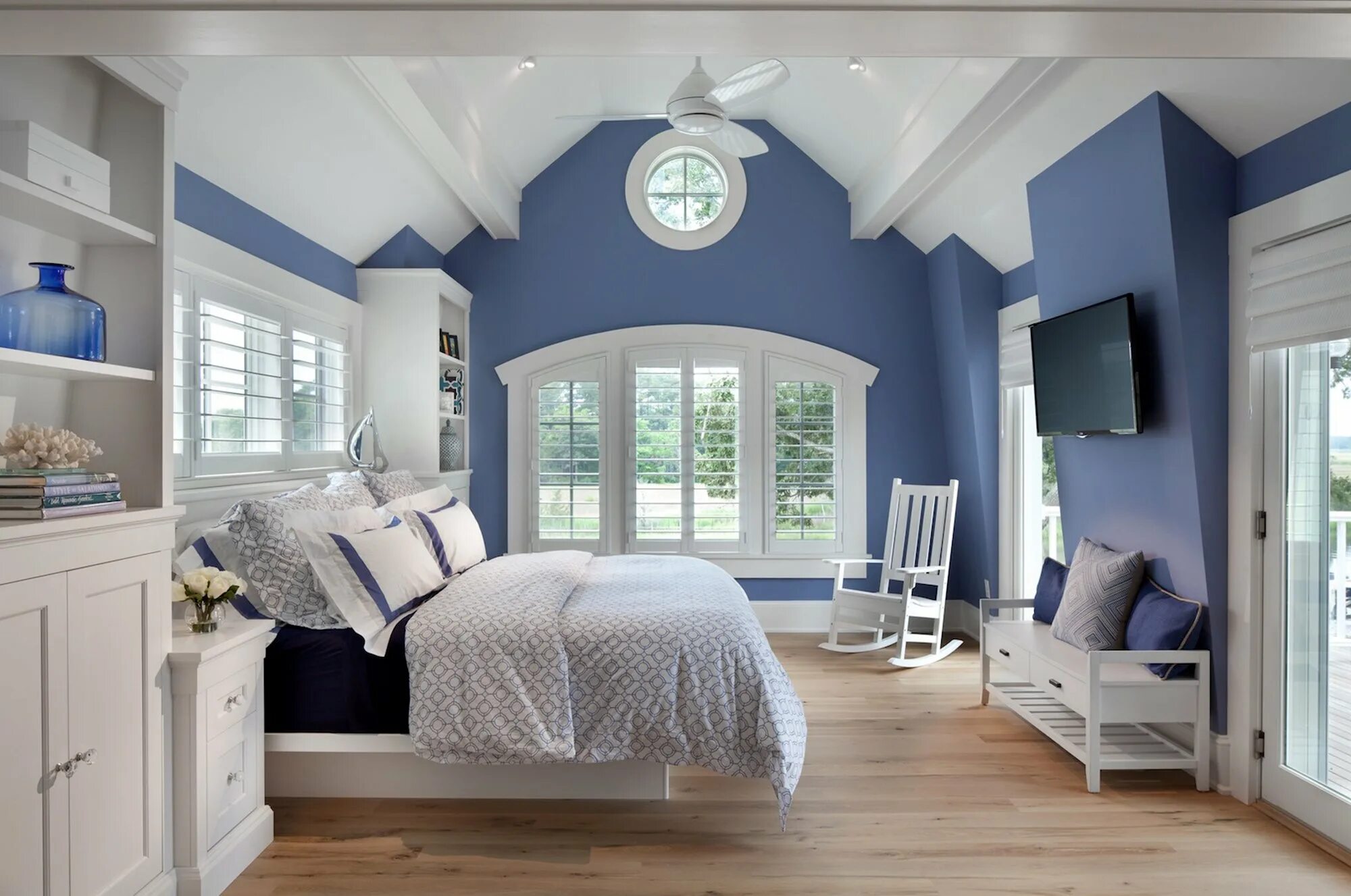 Красивые синие комнаты. Синяя спальня. Спальня в голубом цвете. Спальня в сине белых тонах. Голубые стены в интерьере.
