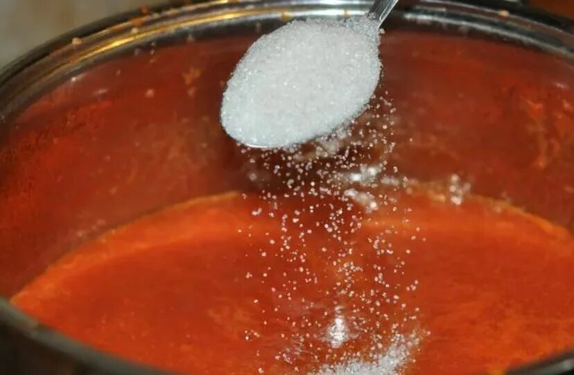 Томатный сок на зиму соль сахар. Томатный с солью. Соль, сахар, томатная паста в ложках. Томатная паста сверху соль растительное масло. В томатную пасту добавляют соль сахар.