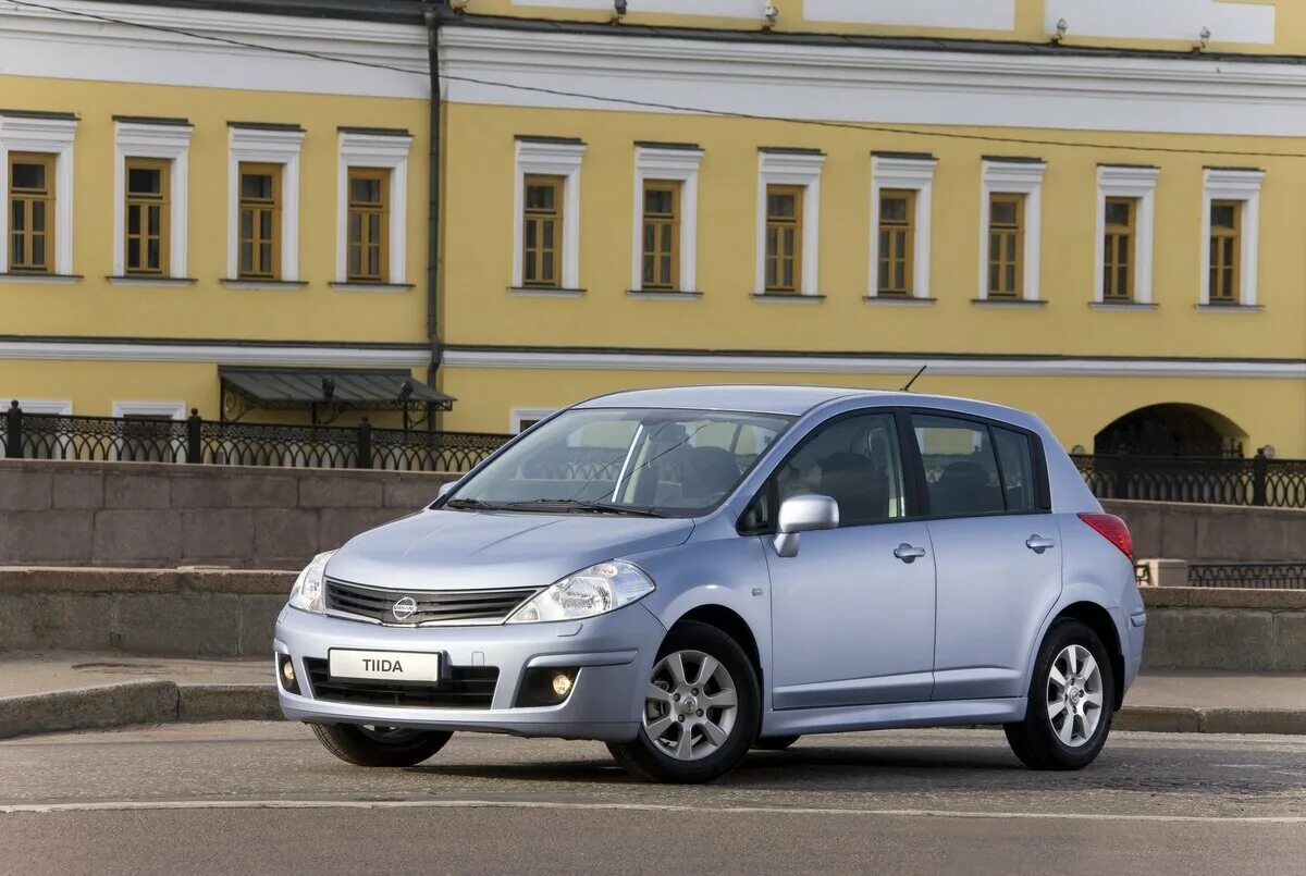 Nissan tiida 2013. Ниссан тила. Ниссан тила. Ниссан альтима гибрид. Nissan tiida.