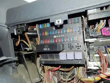 Где находятся предохранители на мерседес актрос