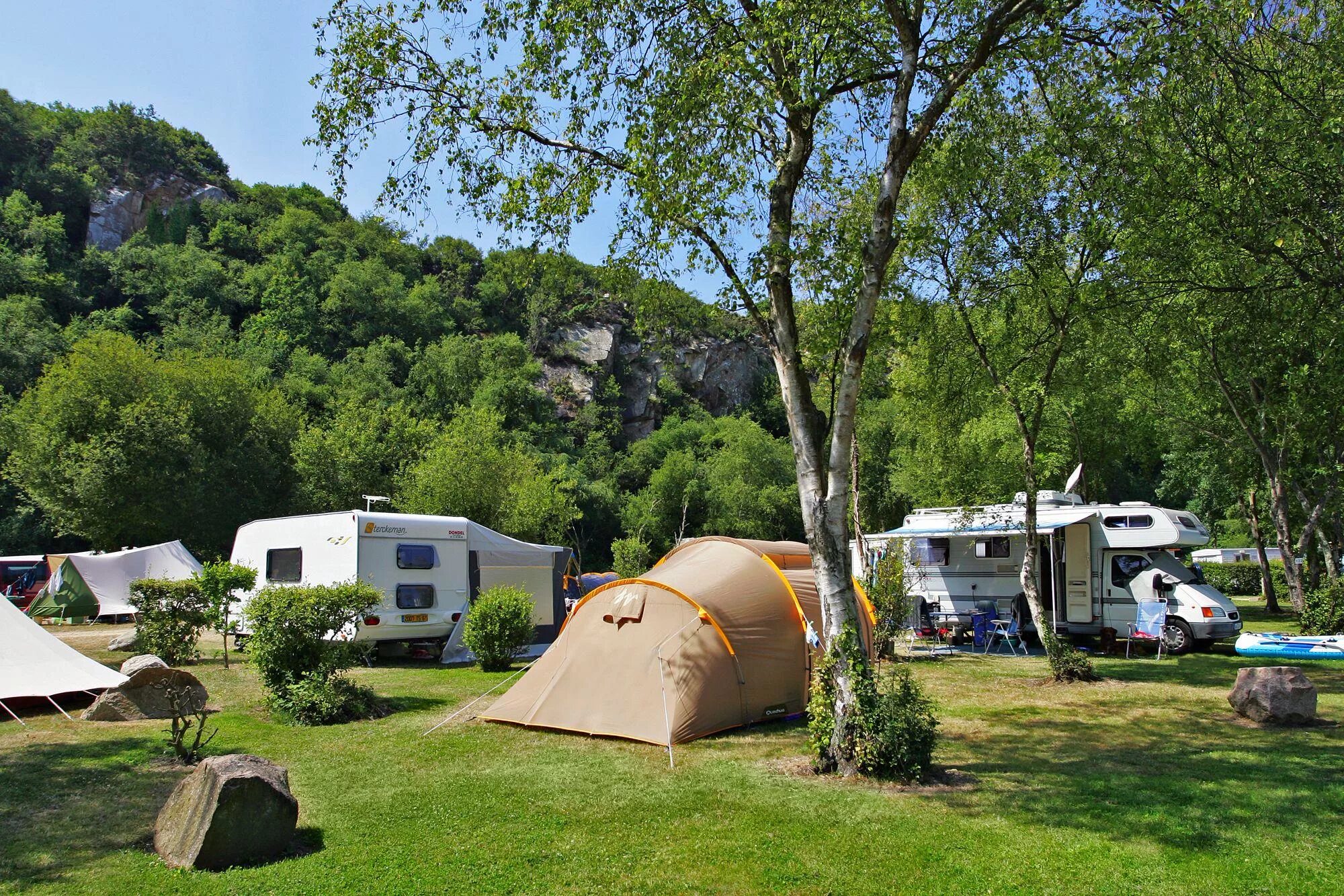 Stay in a camp. Глэмпинг Гуамка. Туристический кемпинг Абрау -Дюрсо. Автокемпинг кемпинг туризм в России. Автокемпинг во Франции.