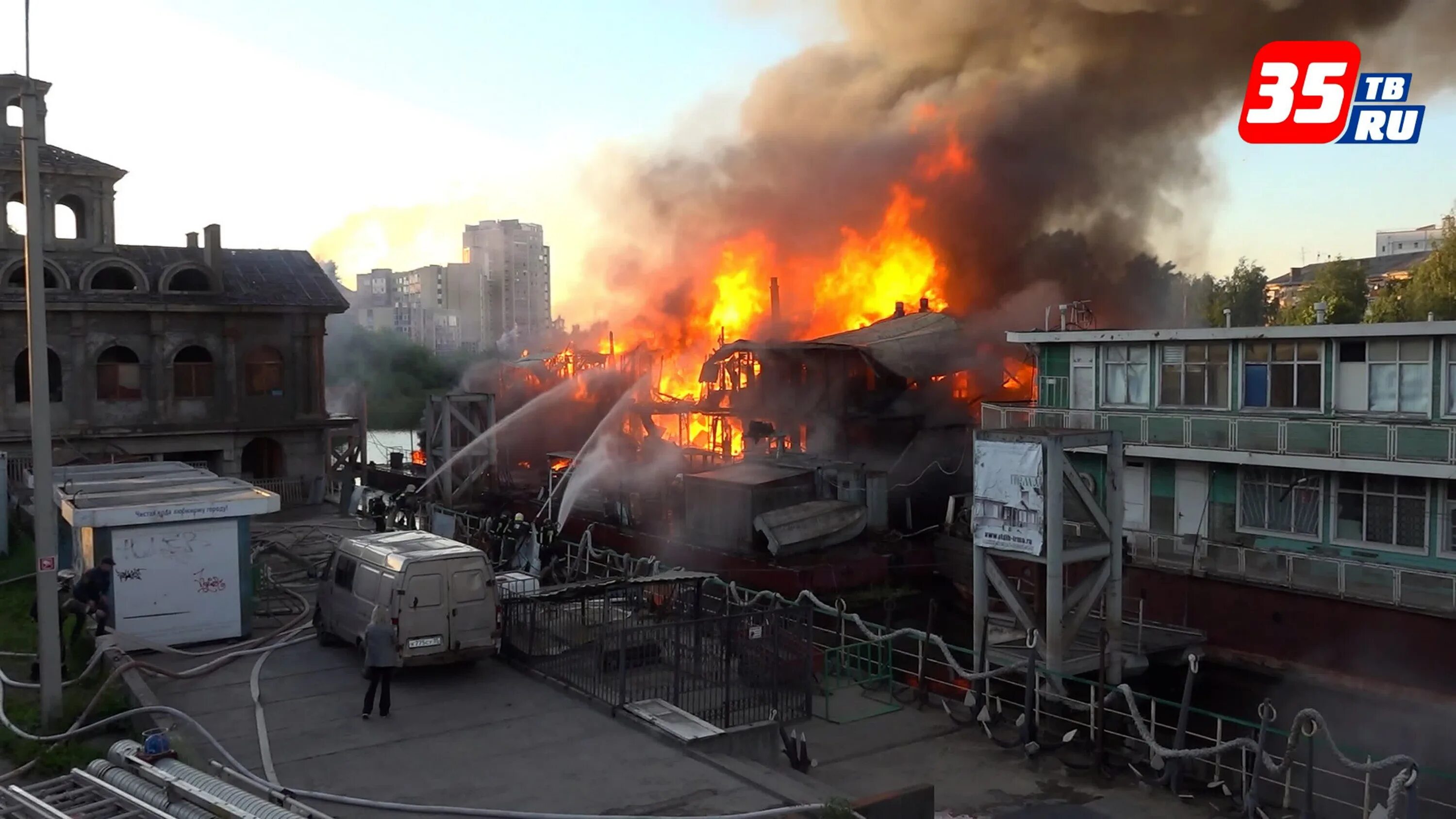 Пожар в вологде сегодня на советском проспекте. Горит. пожар в вологде. речной вокзал сгорел. пожар дебаркадера вологда.
