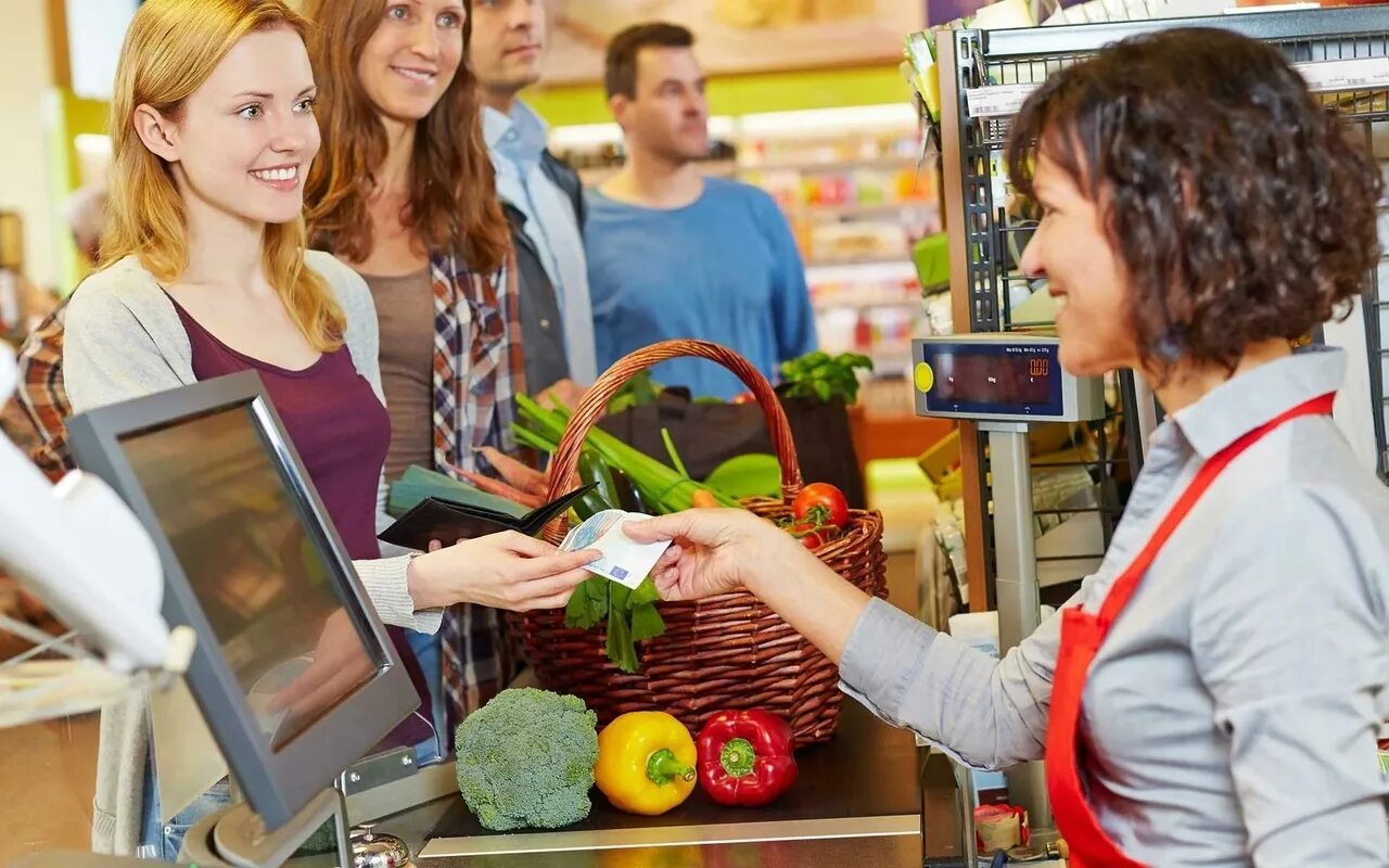 Good people shop. Человек на кассе в магазине. Продавец и покупатель. Покупатель в магазине. Продавец в магазине.