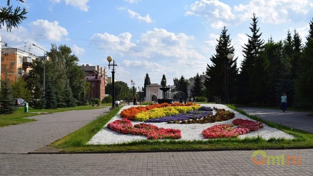 Клумба ульяновск новый город. Выставочный сквер омск. Клумба омск цветы. Цветы г омск. Выставка цветочных композиций.