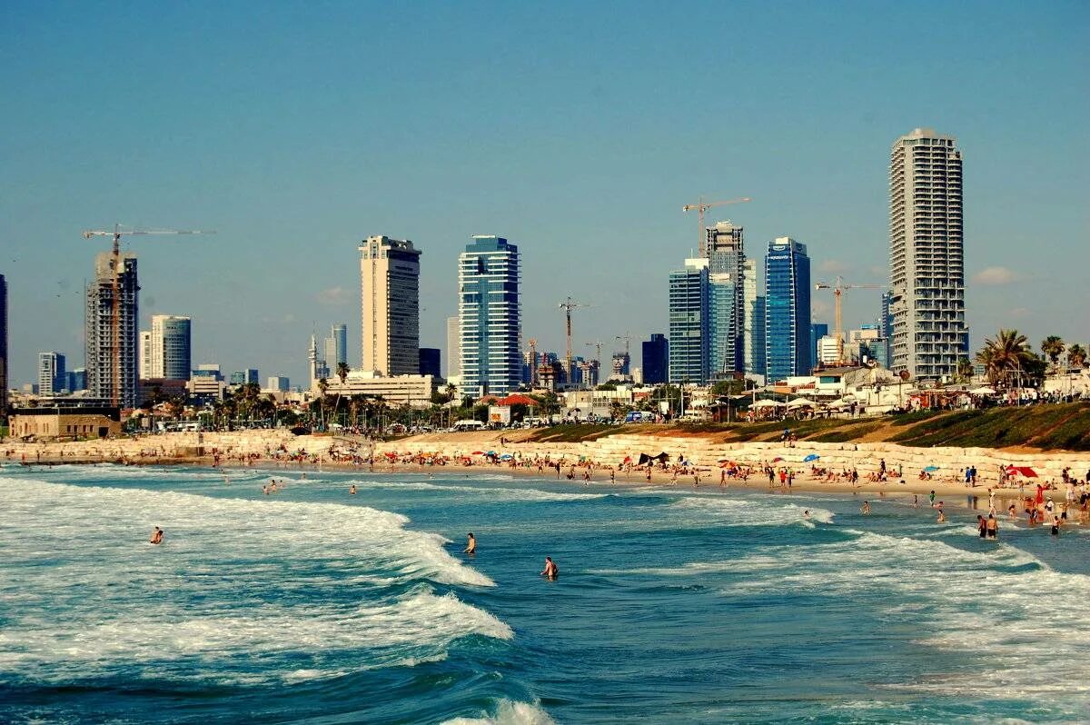 Столица находится на берегу моря. Тель Авив набережная.
