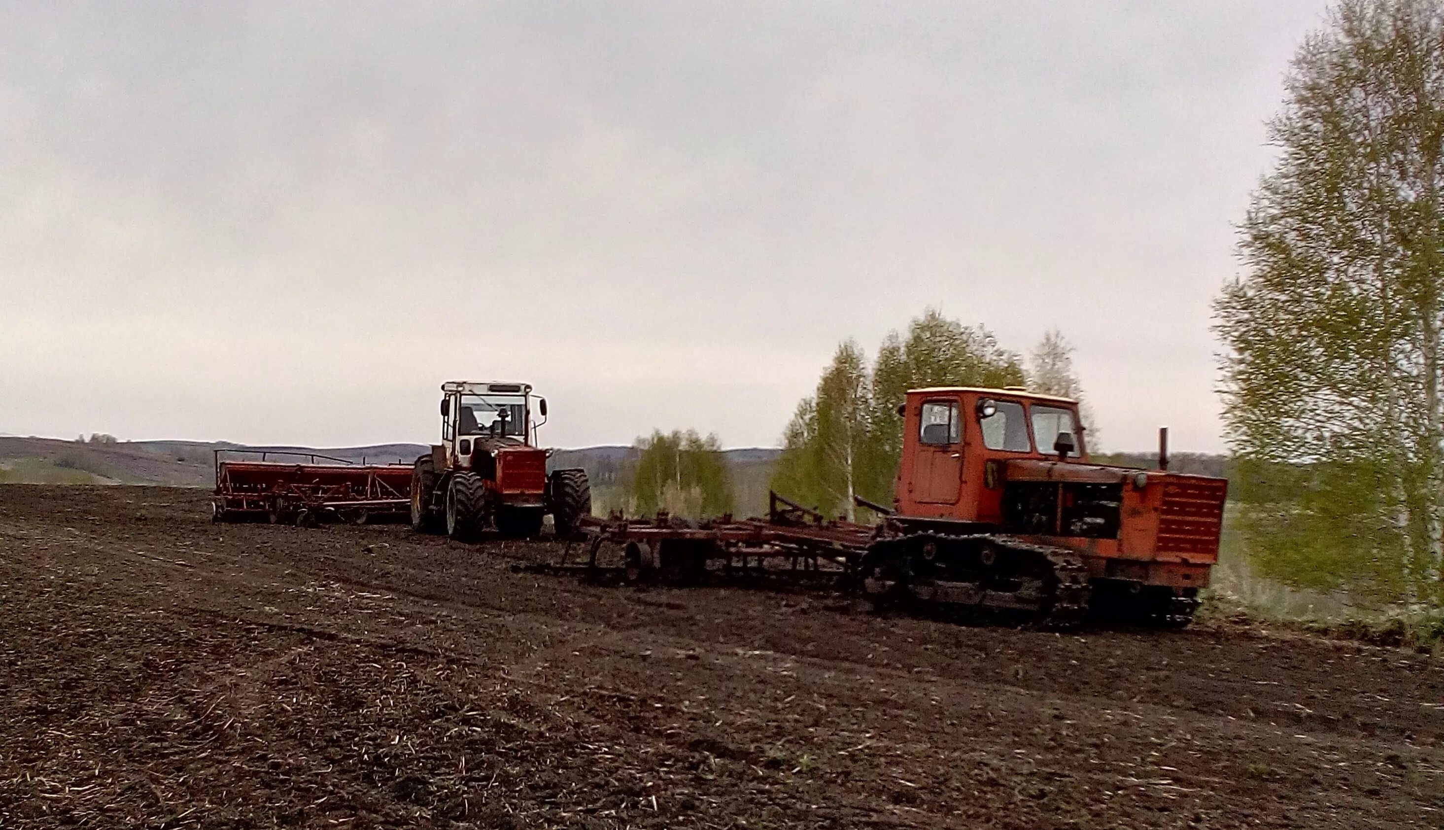 Т 150 с плугом плн 5. Советский гусеничный трактор дт 75. В работе трактор т. Т 4 а и дт 75. Трактор дт 75 алтаец.