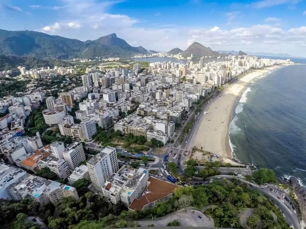 Rio de la. Леблон район Рио-де-Жанейро. Сан Криштован Бразилия. Пляж Леблон в Рио-де-Жанейро. Район Леблон в Бразилии.
