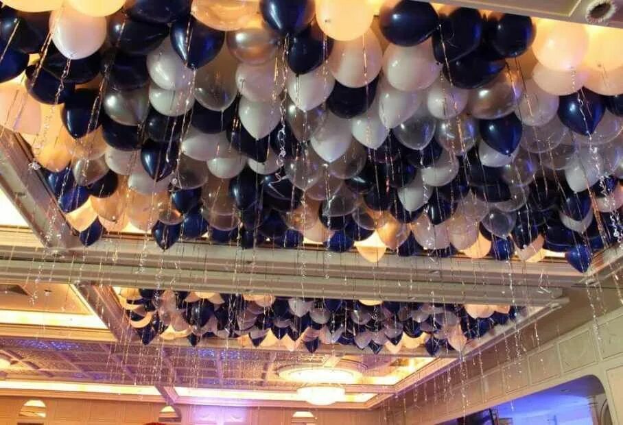 Доставка потолок шар. Воздушные шарики под потолок. Шарики гелевые на потолке. Гелиевые шары под потолок. Шары под потолок на свадьбу.