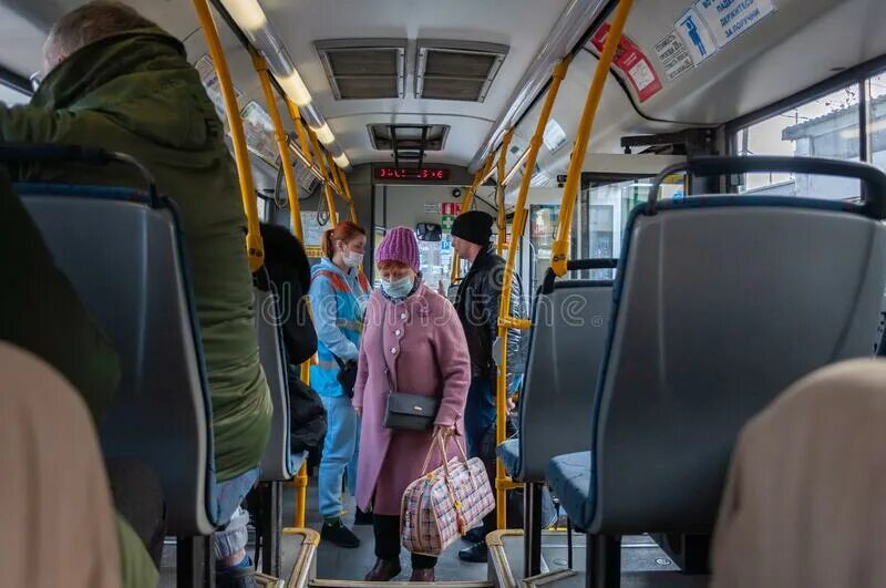 Оставили сумку в автобусе. Сумка в автобусе. интересные автобусы. попы в общественном транспорте. женщины с сумкой в автобусе.