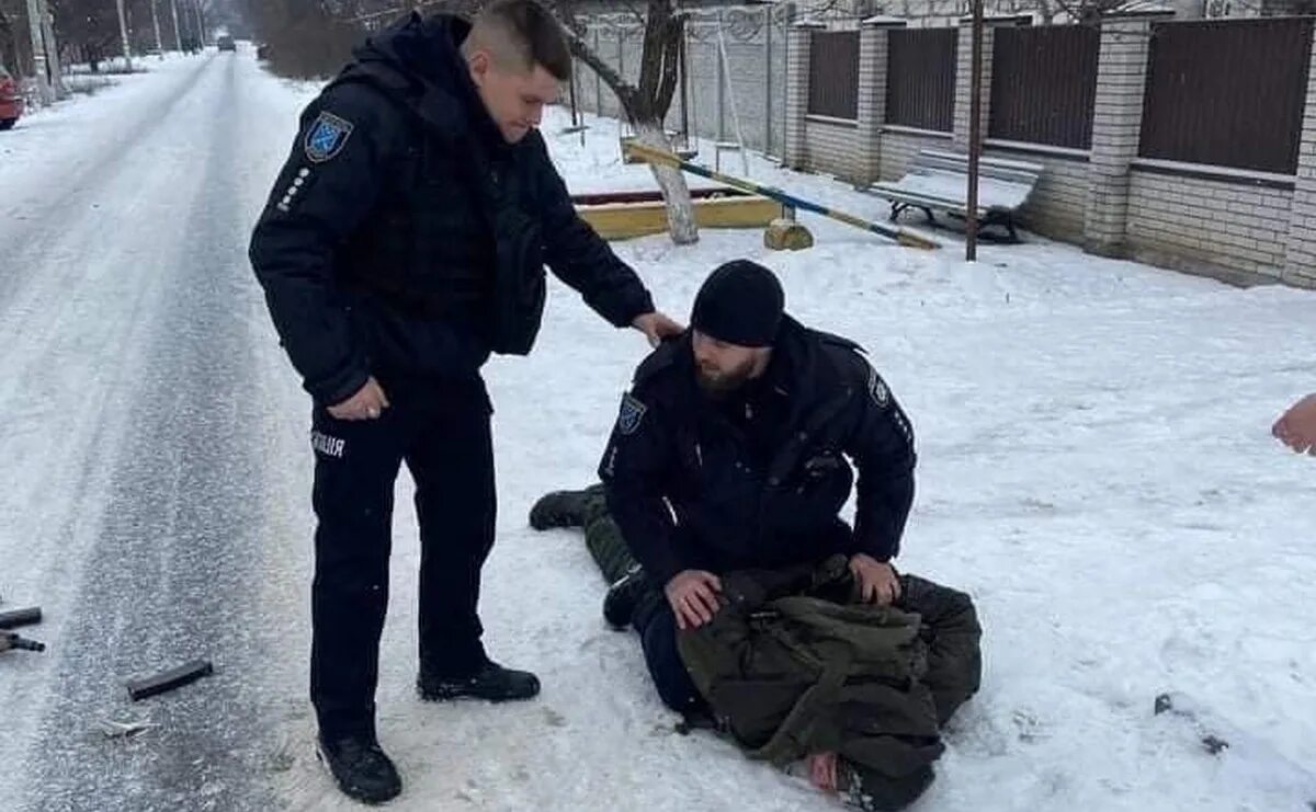 Стрельба. Колония строгого режима тюрьма. В украине солдат расстрелял сослуживцев. Мужчина расстрелял людей. Расстрелял пять.