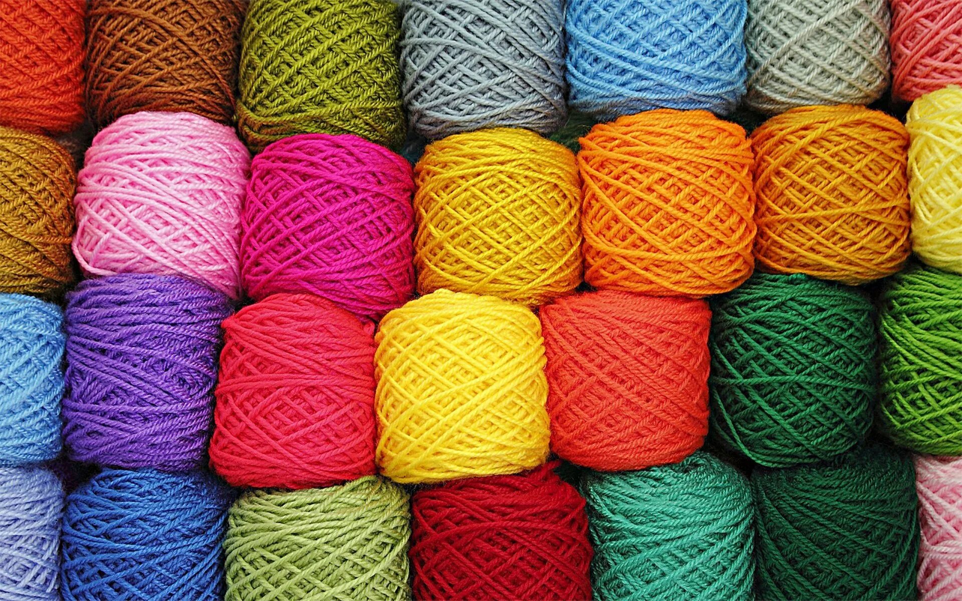 Рукоделие пряжа. Нитки для вязания. Мотки пряжи. Разноцветные шерстяные нитки. Клубок разноцветных ниток.