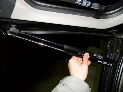 Крепление газового упора багажника